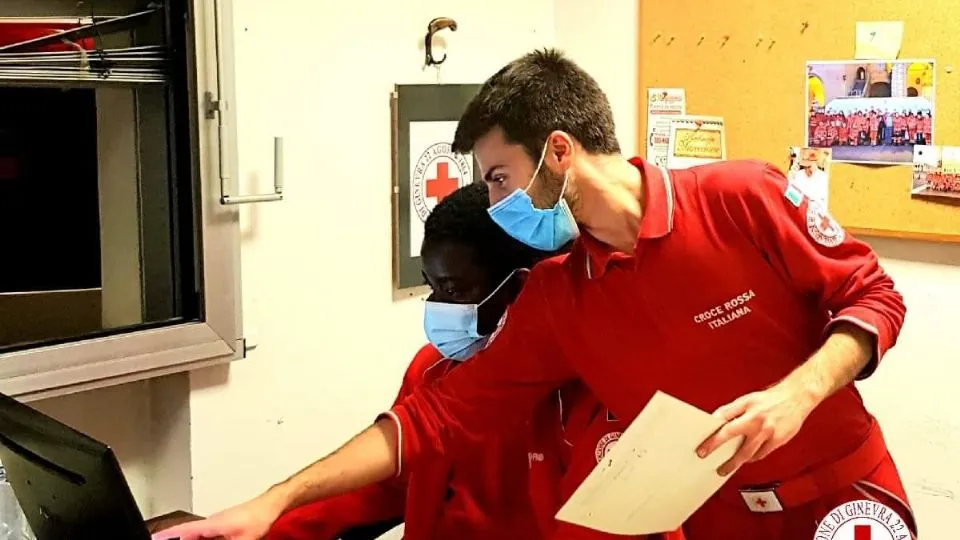 Lorenzo Lunedei (in piedi) a fianco ad un altro volontario CRI