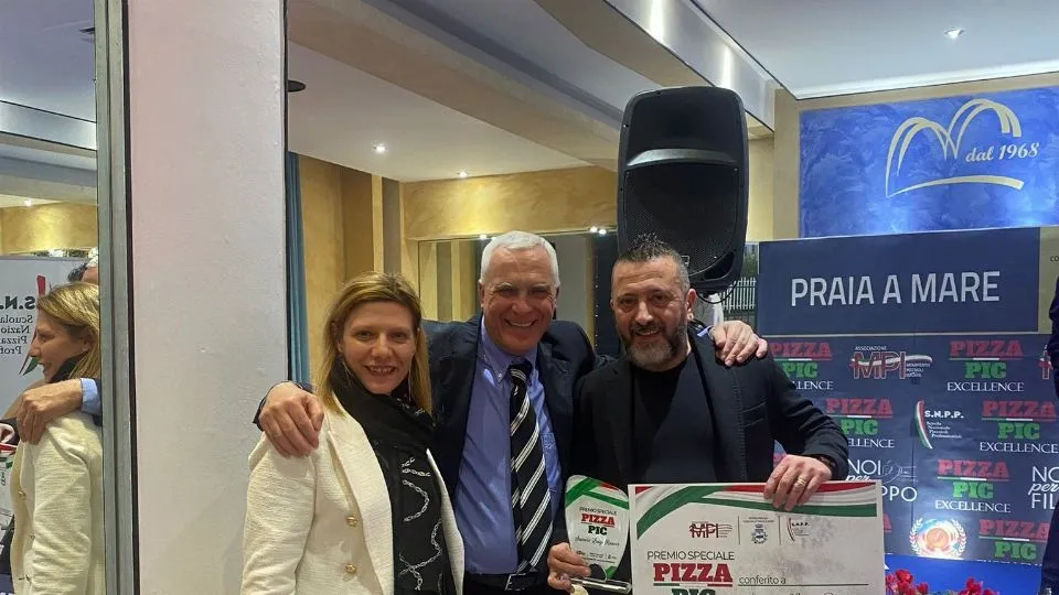 a dx Raucci Presidente Movimento Pizzaioli Italiani Francesco Matellicani e moglie Raucci