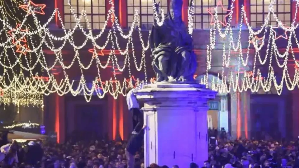 la “scalata” alla statua
