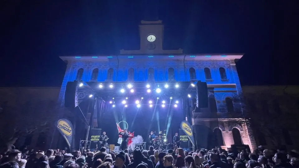 piazza gremita a Cattolica per il capodanno 2023