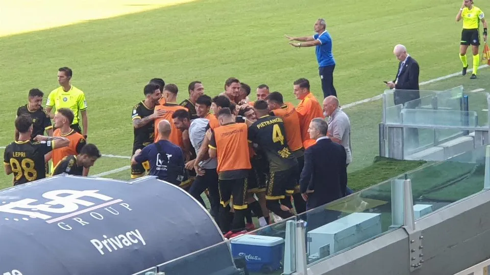 I biancorossi festeggiano il gol del momentaneo vantaggio di Lamesta