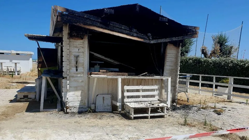 il chiosco incendiato a Rivabella (foto Migliorini)