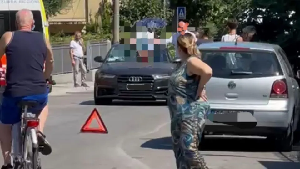 il ferito disteso sul parabrezza dell’auto