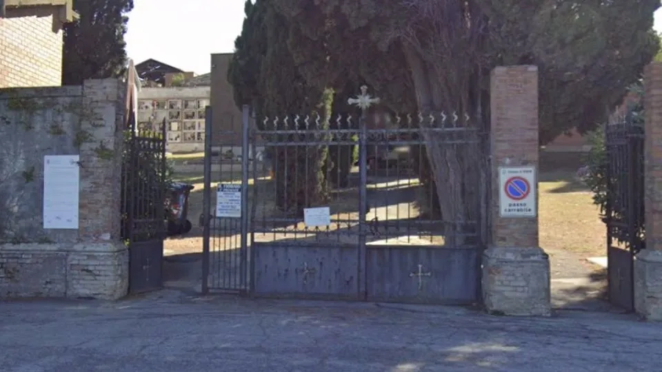 l’ingresso del cimitero
