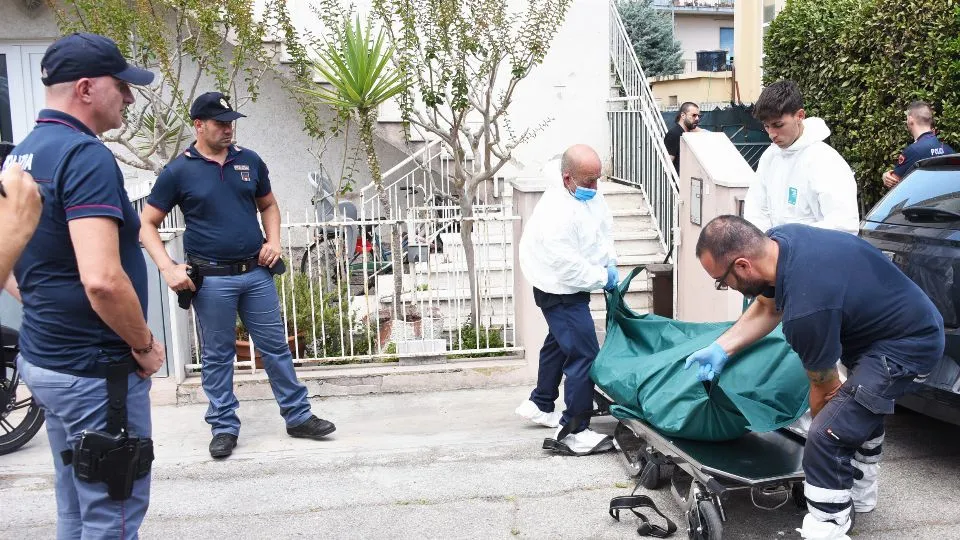 il corpo di Cristina portato fuori dall’abitazione (foto Migliorini)
