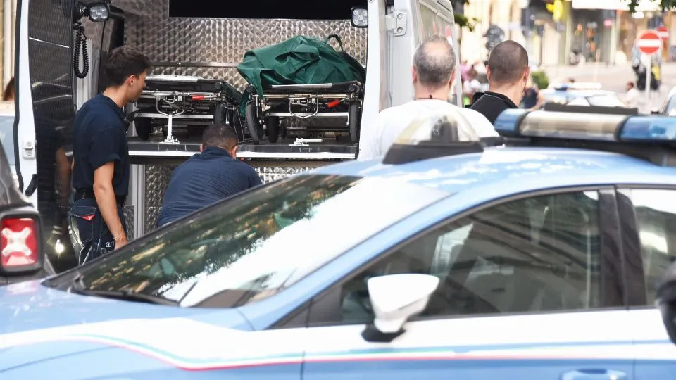 i corpi dei coniugi portati all’esterno (foto MIgliorini)
