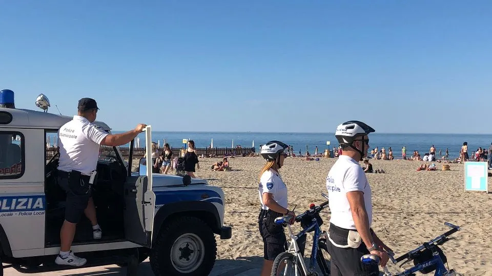 i controlli della polizia locale sull’arenili riccionese