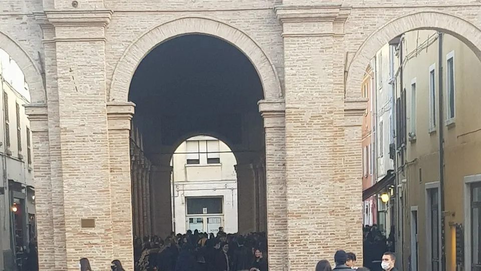 i giovani sotto la Vecchia Pescheria