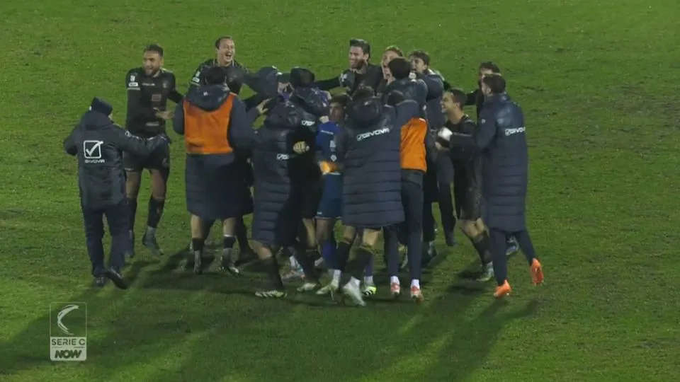 I giocatori biancorossi festeggiano il passaggio del turno dopo il rigore decisivo di Stanga