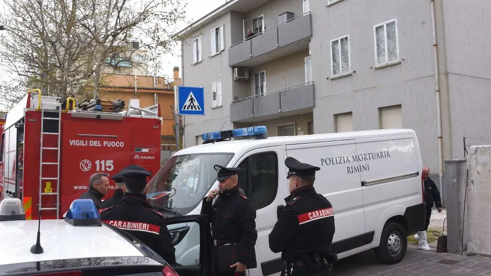 I carabinieri davanti alla casa della donna morta (foto Migliorini)
