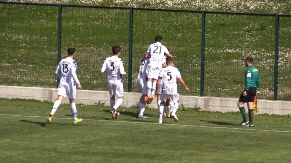 L’abbraccio dei compagni a D’Antoni dopo il gol
