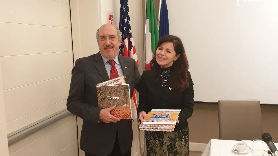 Marco Dalla Rosa insieme alla presidente del Lions Club Rimini Host, Carla Amadori
