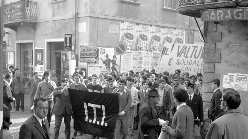 una manifestazione passa davanti alla tabaccheria (@Comune di Rimini)