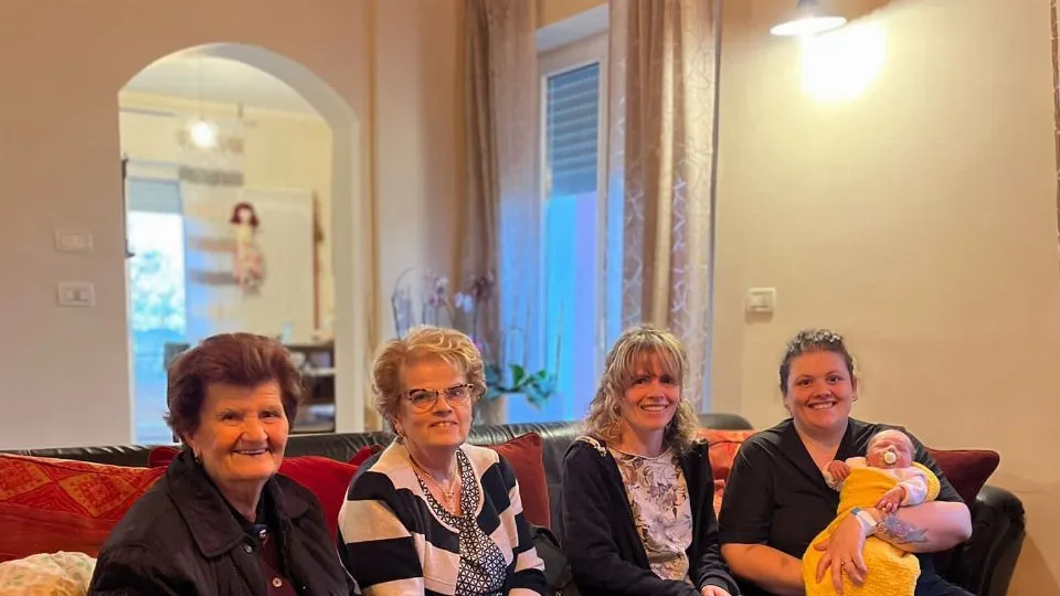la parte femminile della famiglia al completo
