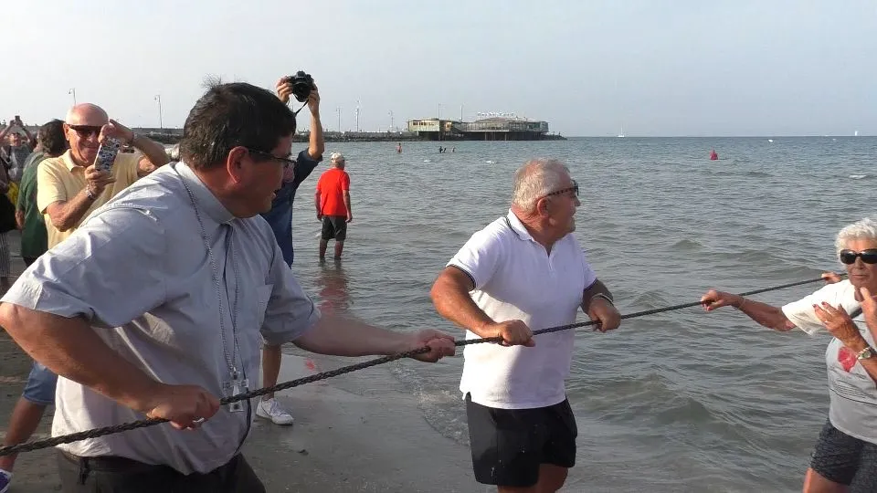 il vescovo che partecipa alla rievocazione della pesca alla tratta @Newsrimini