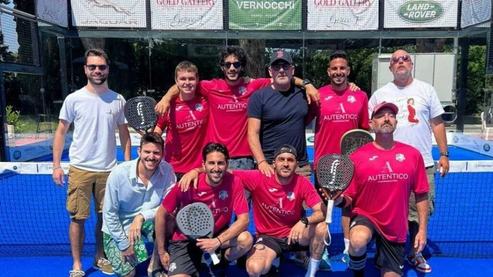 La squadra di serie C maschile del Padel Club Riccione, con Luigi Capodagli, direttore del torneo