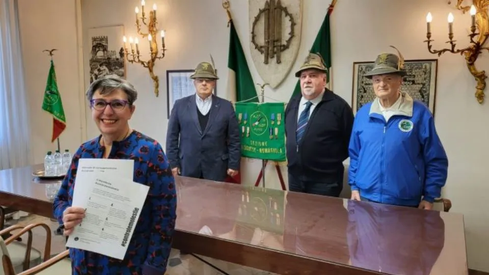 Paola Miglio, consulente dell’Associazione, con Lino Rizzi, vice presidente nazionale dell’Ana, Massimo Cortesi, direttore del mensile L’Alpino e il capogruppo degli alpini di Rimini, Paolo Piraccini. (@ana)