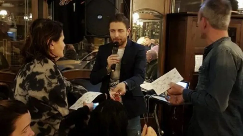 il conduttore Fabio Caldari durante una tombola