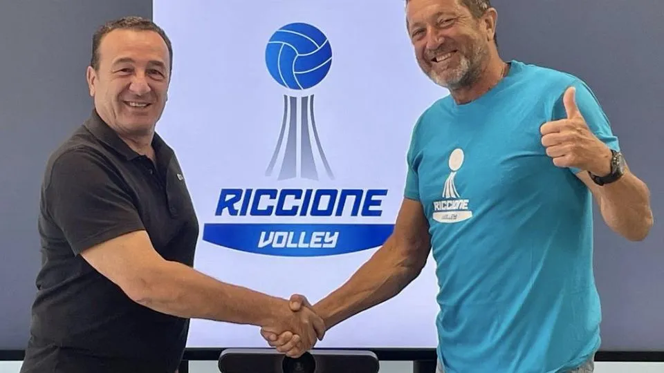 La stretta di mano tra Daniele Muccioli e il DS del Riccione Volley, Sanzio Sacchetti