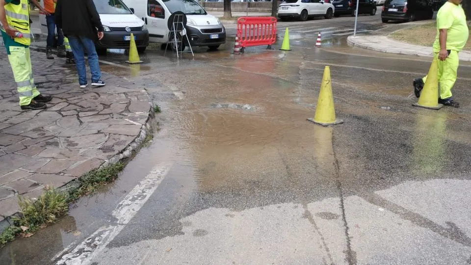 la perdita d’acqua in via Monte Titano
