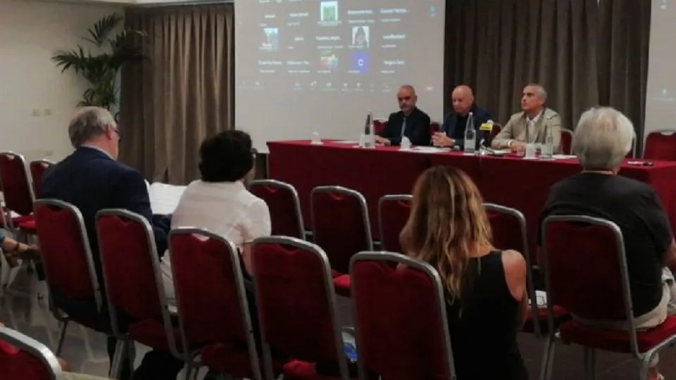 la conferenza di presentazione