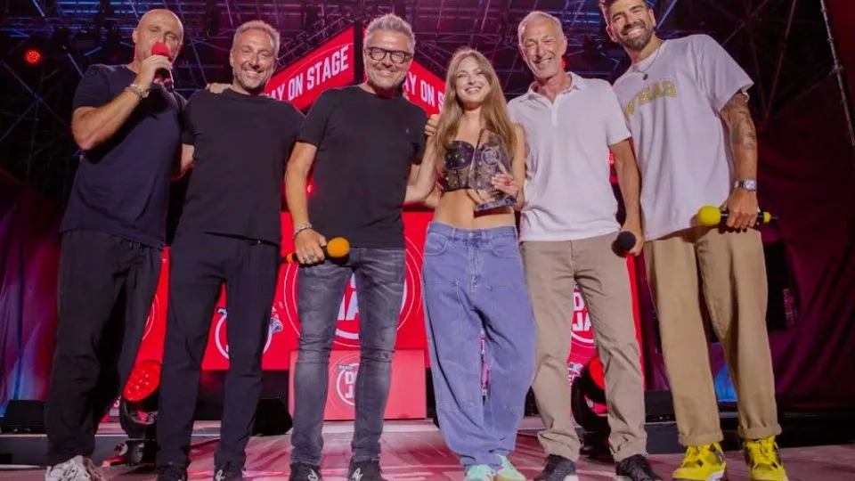 Sofia Rollo premiata sul palco di Deejay on stage