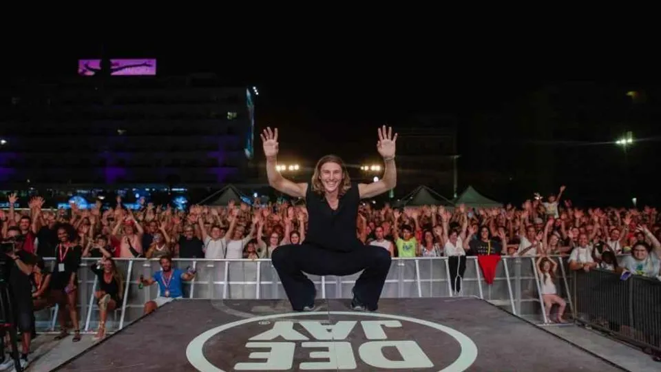 Cricca sul palco di Deejay on stage