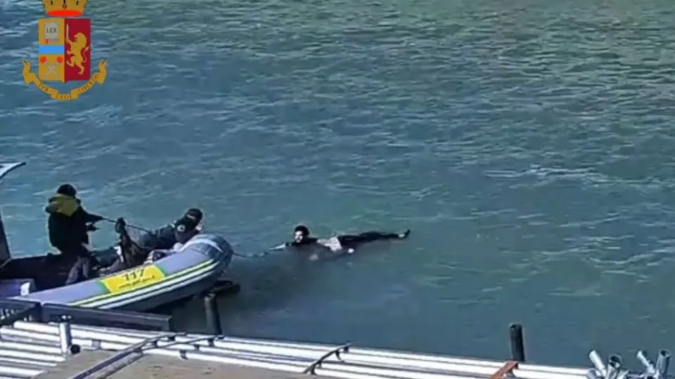 il salvataggio (@Polizia di Stato)
