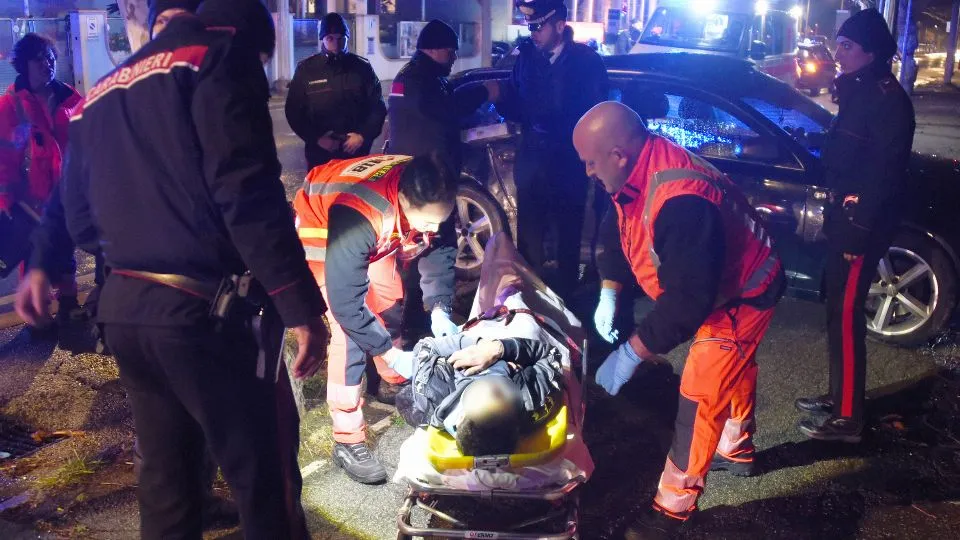 Uno dei feriti trasportato in ospedale (foto Migliorini)