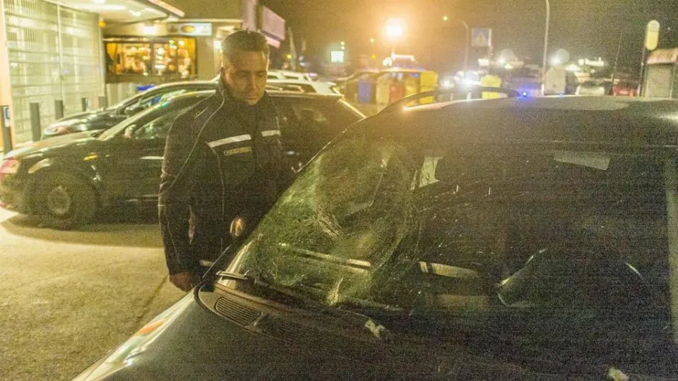 Il vetro parabrezza dell’auto infranto dopo l’impatto (foto Filippo Pruccoli)