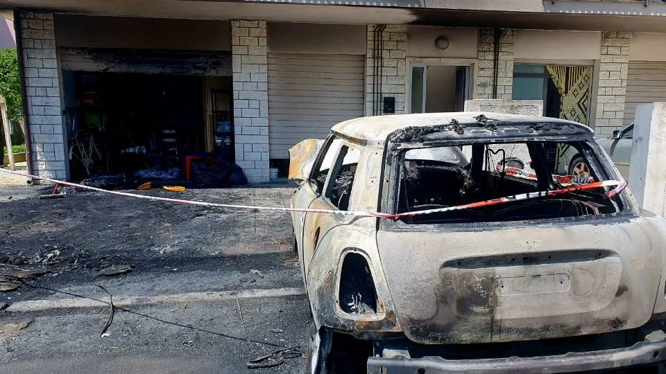 La Mini distrutta dalle fiamme