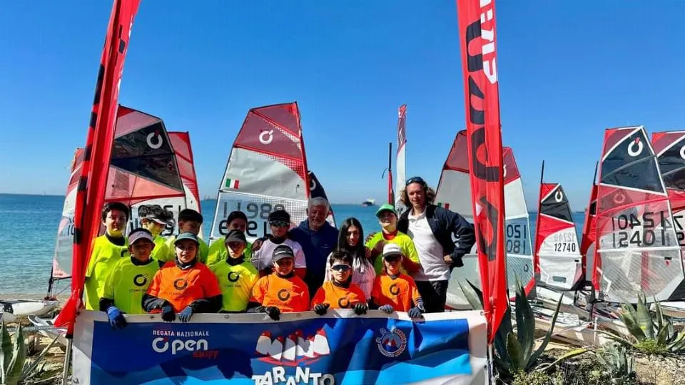 La squadra riminese Open Bic a Taranto con il coach Torres (al centro)
