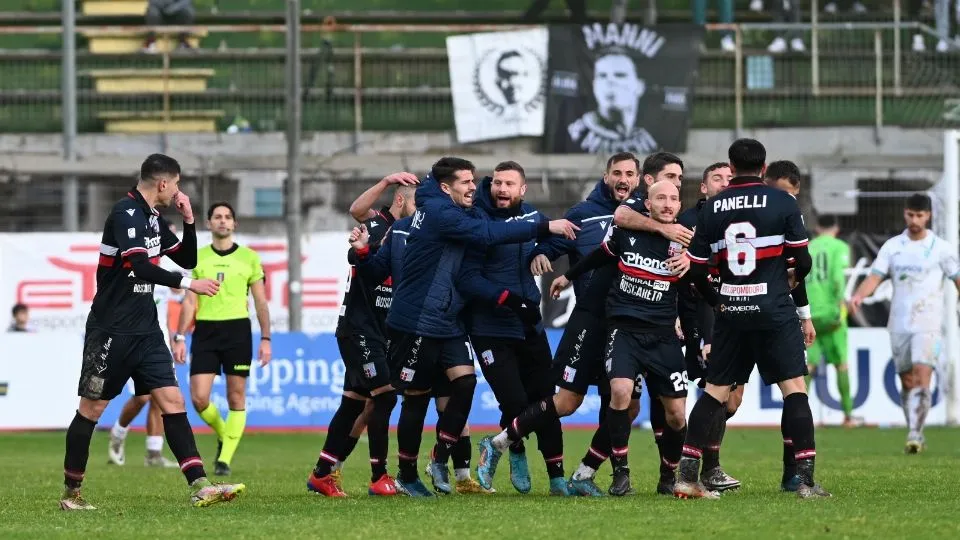Santini festeggiato dai compagni dopo il gol dell’1-1 (Foto Rimini FC)