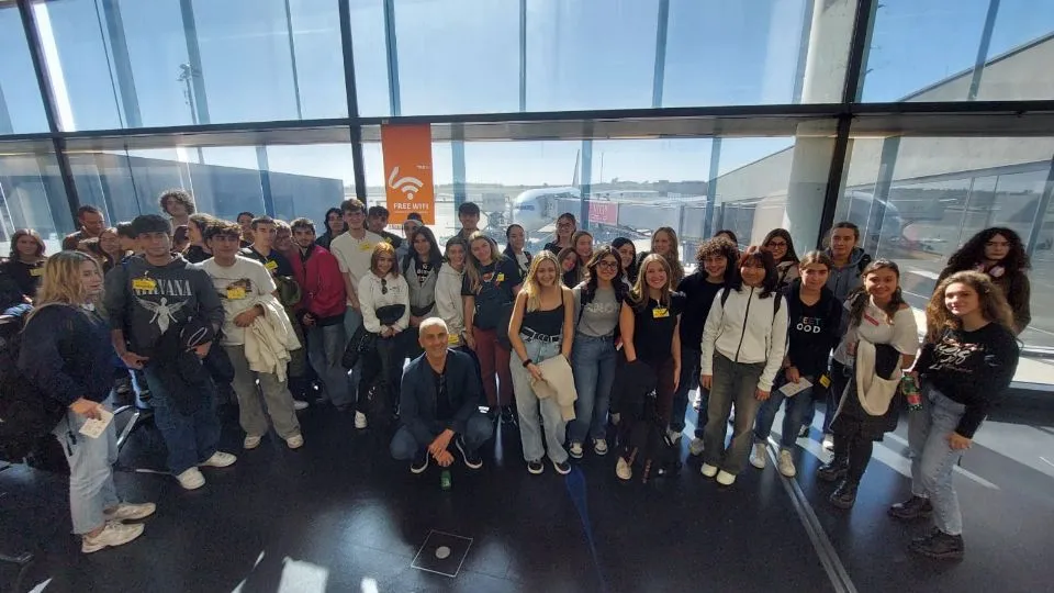 il gruppo di studenti che partecipa al viaggio della memoria
