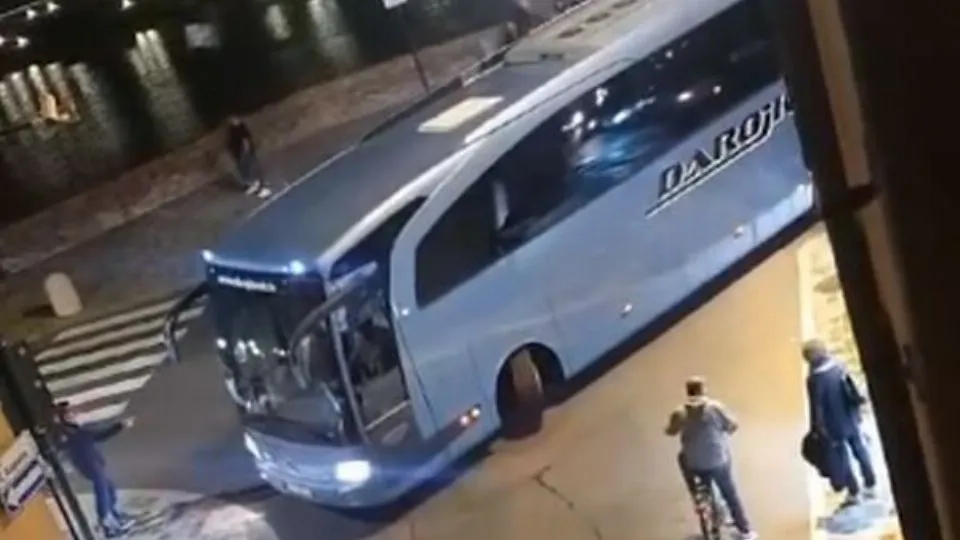 il pullman impegnato nelle manovre all’imbocco del corso d’Augusto
