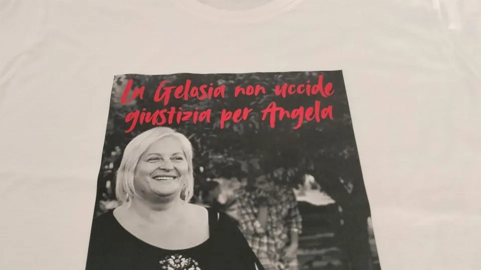la maglia indossata dai parenti di Angela
