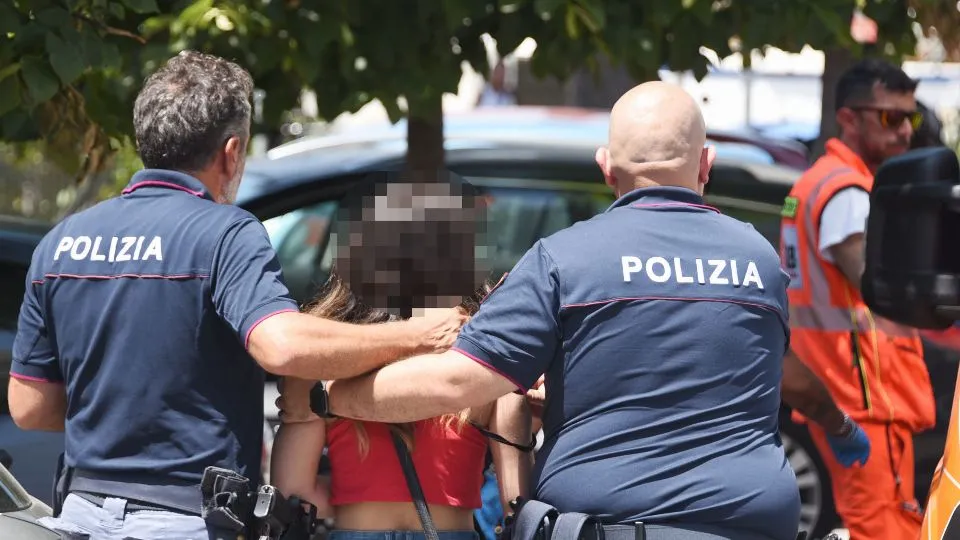 La donna soccorsa dalla polizia (foto Migliorini)