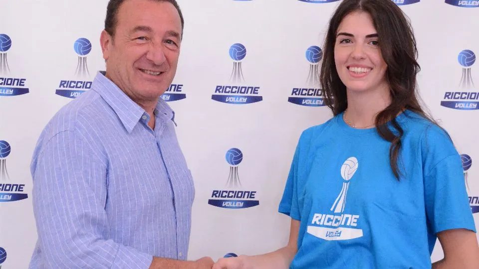 La stretta di mano tra Francesca Tobia e il DS Sanzio Sacchetti