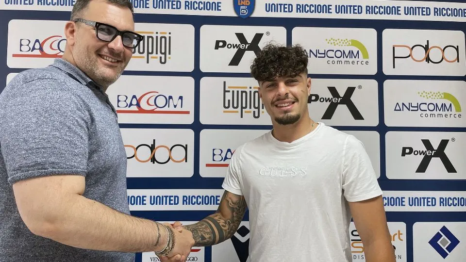 La stretta di mano tra Francesco Catania ed il presidente dello United Riccione, Pasquale Cassese