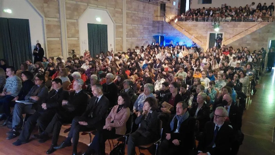 teatro pieno per il convegno su Memoria, Pace, Europa