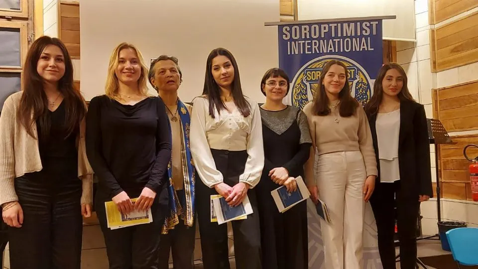 Alcune concorrenti insieme ad Anna Maria Balli, socia del club di Rimini e referente regionale del concorso