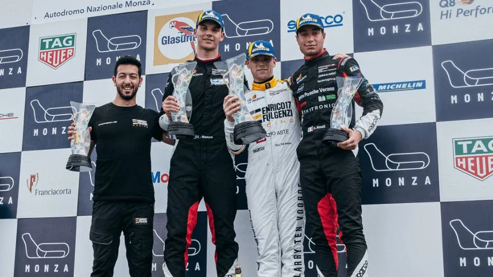 Giorgio Amati sul podio di Gara 2 con Larry Ten Voorde e Keagan Masters