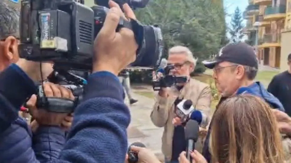 Giuliano Saponi in mezzo ai cronisti (@newsrimini)
