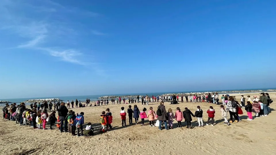 i bambini impegnati nella pulizia della spiaggia a Cattolica