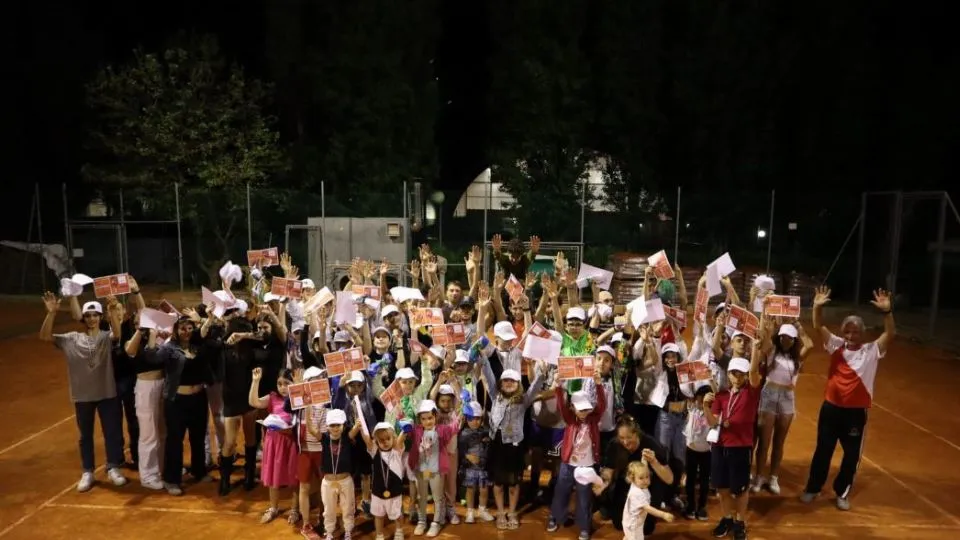 Foto di gruppo dei partecipanti alla festa del Tennis Club Viserba