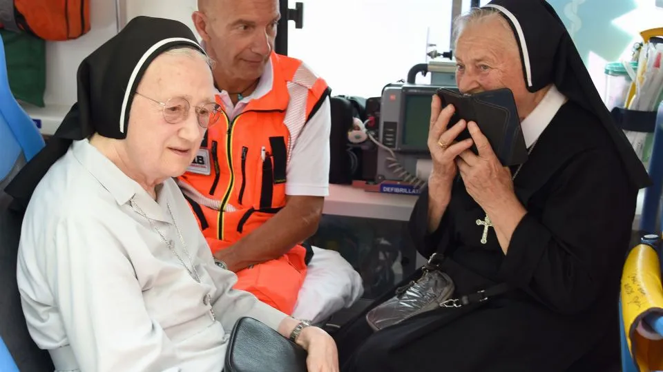 Suor Norma e suor Maria all’interno dell’ambulanza (foto Migliorini)