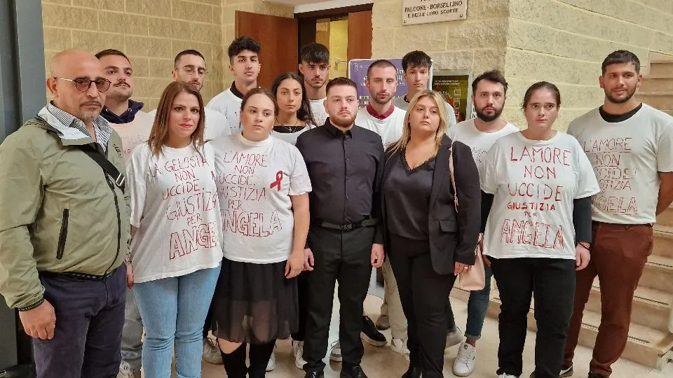 al centro, in nero, i figli Anna e Maicol, insieme ad amici e parenti