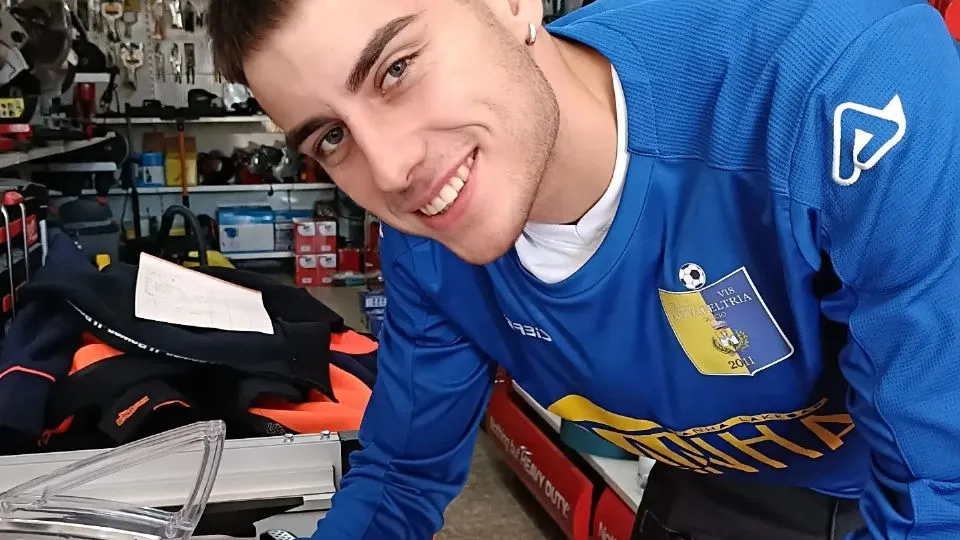 Francesco Piva firma il contratto che lo riporta al Novafeltria Calcio