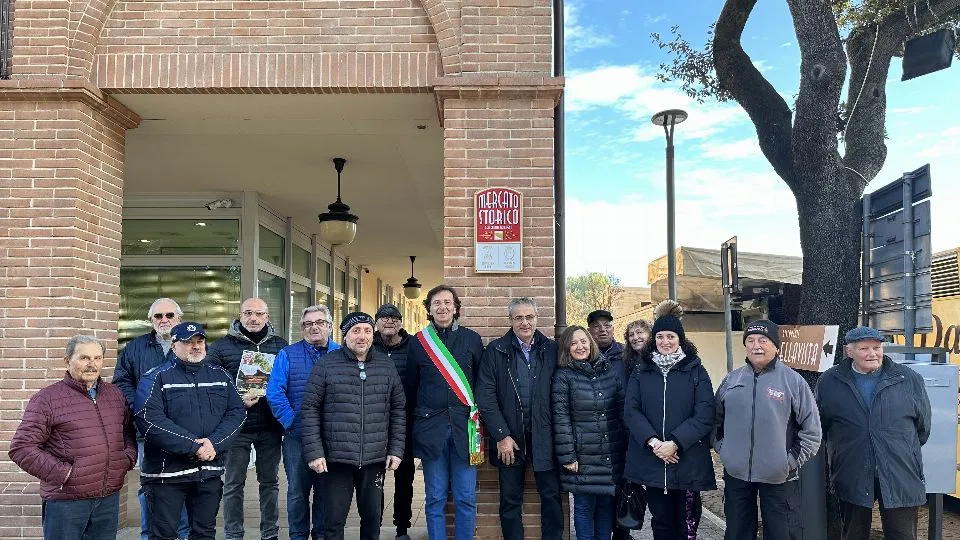 gli amministratori con gli ambulanti del mercato settimanale