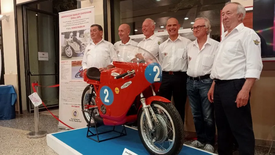Il presidente Sergio Rastelli con alcuni soci del motoclub nella recente mostra dedicata a Pasolini